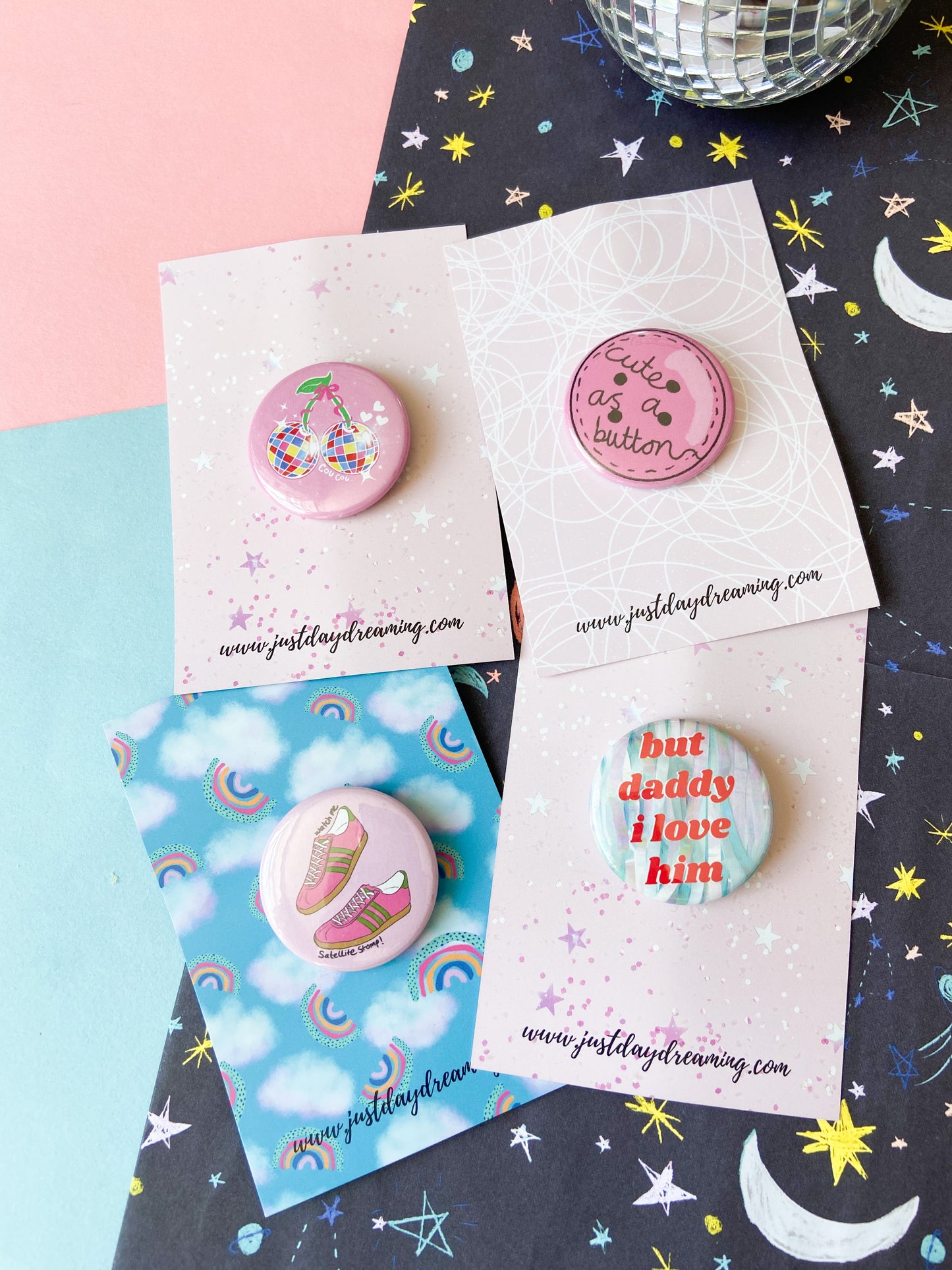 Cute as a Button Badge, Harries Pin