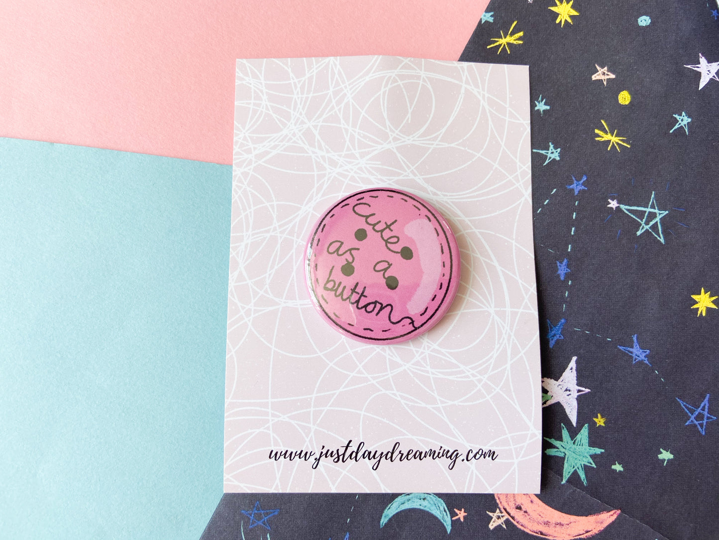 Cute as a Button Badge, Harries Pin