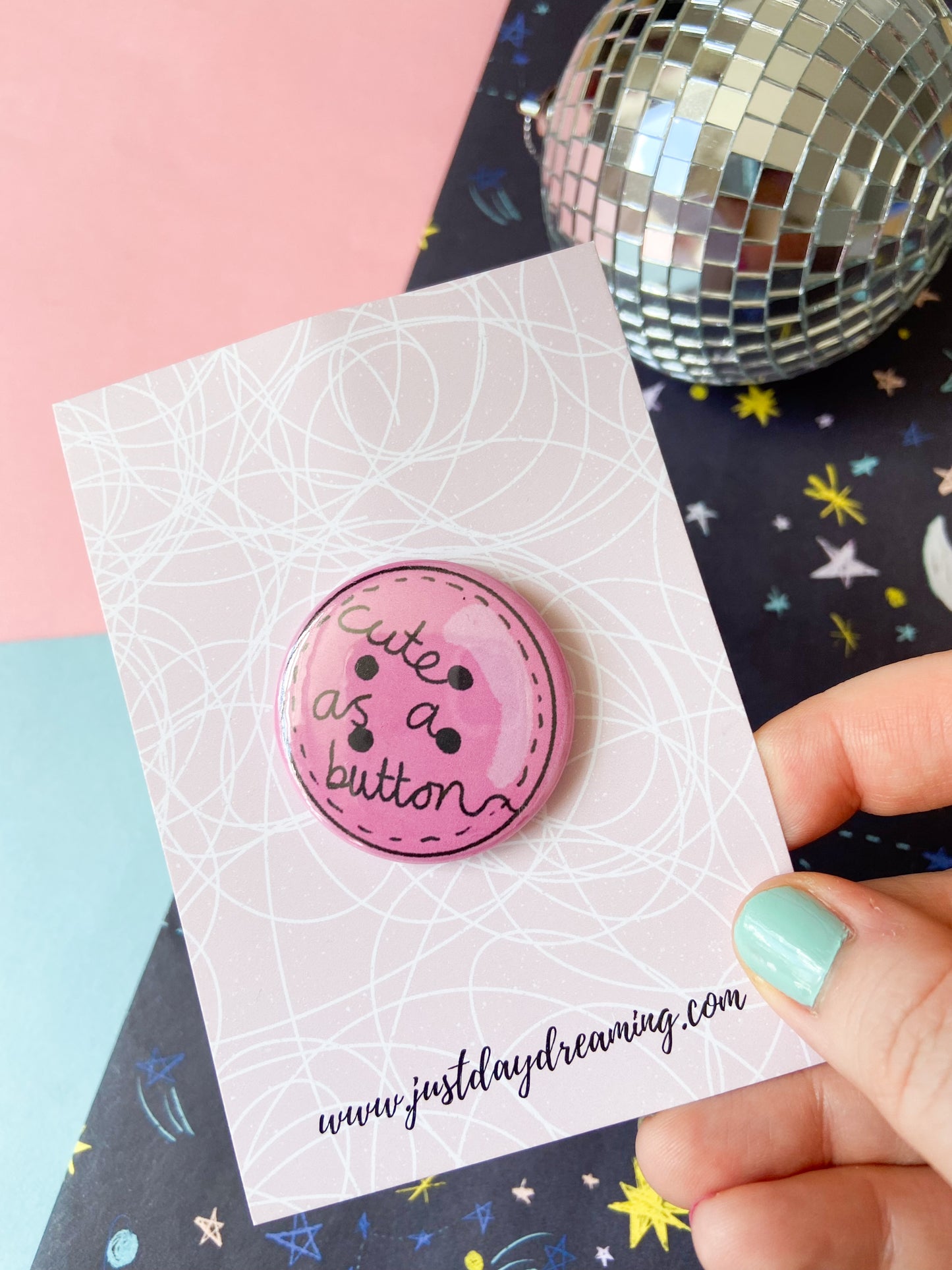 Cute as a Button Badge, Harries Pin