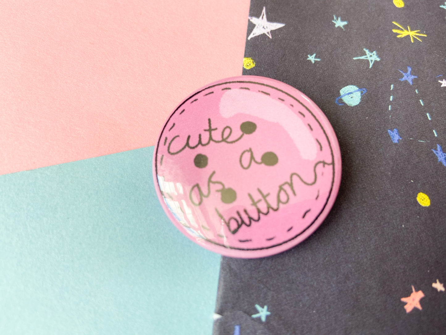 Cute as a Button Badge, Harries Pin